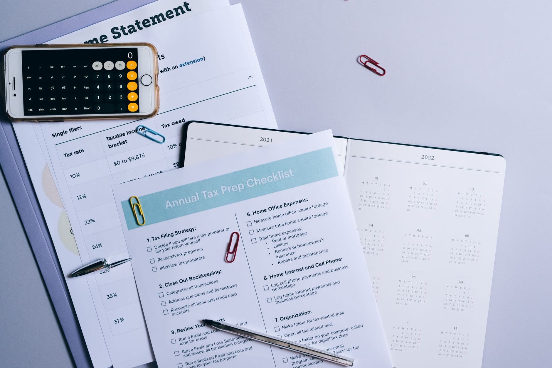 Checklist d'audit hreflang posée sur un bureau avec un stylo